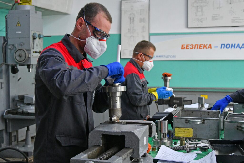 На РАЕС визначено кращого слюсаря з ремонту реакторно-турбінного устаткування