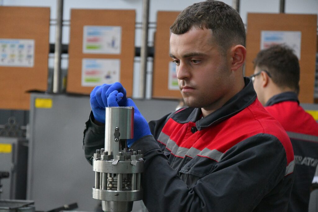 На РАЕС визначено кращого слюсаря з ремонту реакторно-турбінного устаткування