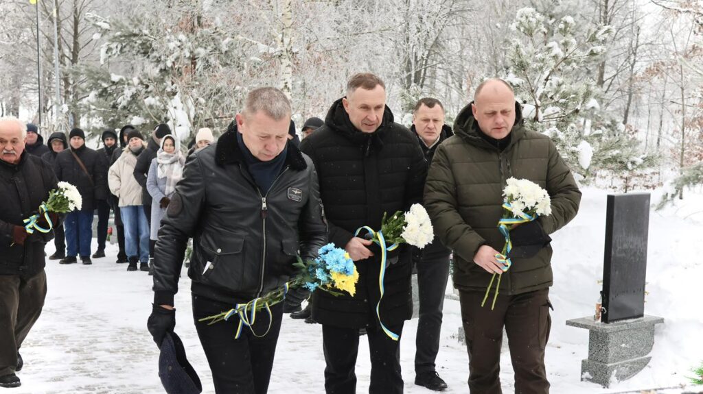 В.о. начальника Вараської районної державної адміністрації Олександр Гузич разом із представниками органів місцевої влади, поліції, ДСНС та громадськості зібралися на Алеї слави «Мамина весна», щоб вшанувати ідею єдності українського народу.