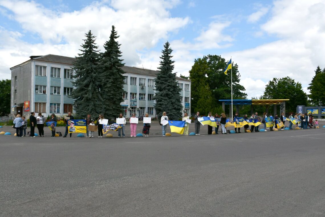 У Зарічному відбулася тиха акція-нагадування про зниклих безвісти військовослужбовців