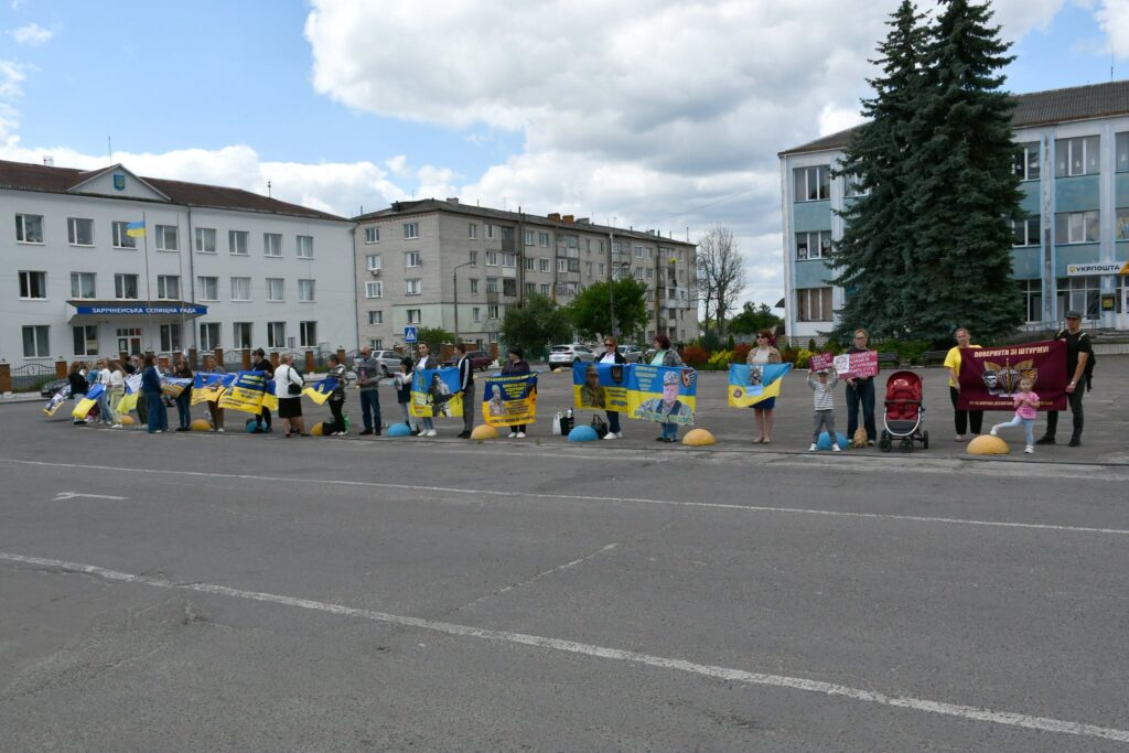 У Зарічному відбулася тиха акція-нагадування про зниклих безвісти військовослужбовців